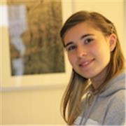 Laureanda in studi umanistici con studi in economia