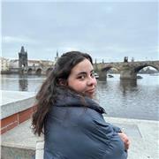 Soy una chica joven, extrovertida, risueña y apasionada de los idiomas.