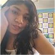 Profesora de inglés imparte clases a estudiantes de todas las edades