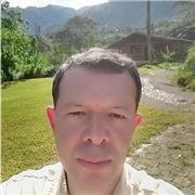 Soy psicólogo y especialista en psicología Jurídica. Teniendo en cuenta que en mi profesión el principal recurso es la palabra hablada y escrita, me propongo enseñar a usarla en esas formas. La materia que más se acerca a ese propósito es Español y lengua