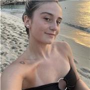 Dispuesta a dar clases de idiomas a niños de primaria.