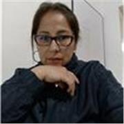 Profesora de español imparte clases a niños y adultos