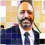 Docente di scuola superiore impartisce lezioni di matematica e fisica a studenti di medie e superiori