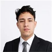 Profesor que imparte clases a niños de todas las edades