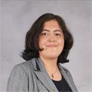 Profesora de matemáticas que proporciona refuerzo educativo, dinámico e interactivo