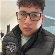 Administrativos con varias personas de practicas en empresas.