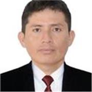 Profesor que imparte clases de reforzamiento a estudiantes de instituto