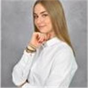 Profesora de inglés que imparte clases a niños de primaria y ESO