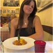 Ragazza delle superiori offre ripetizioni di grammatica inglese