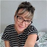 Profesora con habilidades comunicativas que aplica aprendizaje participativo en guiar a los estudiantes 