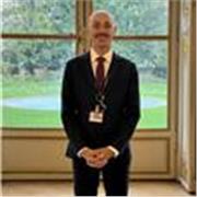 Étudiant en droit à La Sorbonne, je suis également polyglotte. 