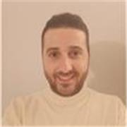 Hai passione per la musica e in particolare per le percussioni/batteria e vorresti iniziare o approfondire argomenti a riguardo? 
Ecco a voi la soluzione. 
Insegnante di batteria con licenza di terzo livello di scuola superiore ottenuta presso l'accadem