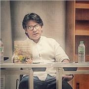 Más que clases, planteo conversaciones distendidas en museos, plazas, cafés, donde la horizontalidad sea sinónimo de libertad, aunque también hay disponibilidad para que, en las sesiones sean virtuales