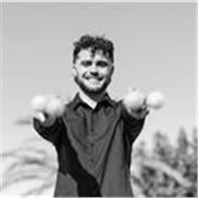 Se ofrecen clases de batería y piano. A su vez también se ofrecen de lenguaje musical