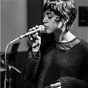 Mi chiamo Elena e sono un'insegnante di canto! Parallelamente svolgo lezioni di teoria musicale ed improvvisazione