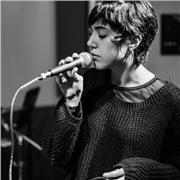 Mi chiamo Elena e sono un'insegnante di canto! Parallelamente svolgo lezioni di teoria musicale ed improvvisazione