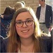 Estudiante bilingüe de 19 años, que ha estudiado ambos años de Bachillerato en Estados Unidos, con una media de 9,7