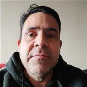 Profesor imparte clases de Español a personas de cualquier edad