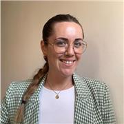 Profesora titulada de educación primaria y con mención en audición y lenguaje, imparte clases a todo tipo de alumnado.