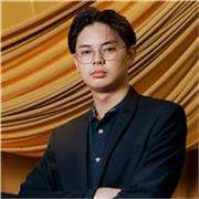 Online English tutor helping students improve fluency and confidence.