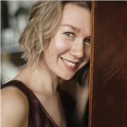 Laureata in lingue e letterature ( Cà Foscari), insegnante certificato di lingua russa presso università statale di Mosca