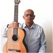 Profesor titulado en Guitarra con 40 años de experiencia graduado de Nivel Superior con Título homologado en España.