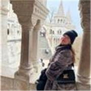 Laureata in giurisprudenza ed iscritta all'albo degli Avvocati di Firenze.
