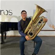 Professeur de tuba, euphonium, théorie musicale, piano et basse électrique avec des années d'expérience