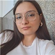 Studentessa universitaria impartisce lezioni di inglese