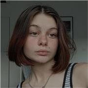 Studentessa al quarto anno di liceo linguistico dà ripetizioni di inglese e francese a ragazzi delle medie