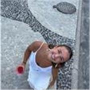 soy Uxue, una estudiante de psicología de tercer año que busca compaginar sus estudios con la enseñanza