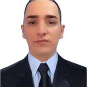 Profesor de Lengua Castellana y Comunicación imparte clase a estudiantes de educación primaria y bachillerato