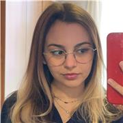 Studentessa universitaria offre aiuto compiti