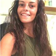 Profesor de lengua imparte clase de lengua a niños de primaria