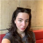 Kunst-Tutorin, die Kindern die Grundprinzipien der Kunst und das Zeichnen beibringt.