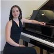 Graduada en el Conservatorio Profesional y estudiante del Conservatorio Superior ofrece clases de piano y lenguaje musical