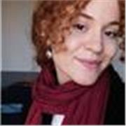 Studentessa universitaria impartisce lezioni di italiano per studenti di elementari e medie
