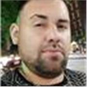 Profesor de ingles imparte clases de apoyo a estudiantes de todas las edades