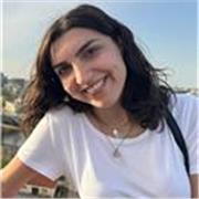 Madre lengua con bachillerato en lenguas y master en enseñanza de teatro. En la universidad tuve clases de literatura italiana