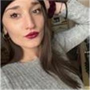 Impartisco lezioni di sociologia. Ho frequentato il liceo delle scienze umane e nonostante la laurea in Economia Aziendale, ho una grande passione per le materie umanistiche, in particolare per la sociologia