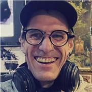 Hago una primera entrevista inicial para conocer el nivel y las necesidades del alumno, a partir de ahí, establezco un nivel h un precio.