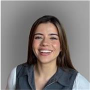 Freundliche Tutorin um Kinder in der Grundschule beim Lernen zu unterstützen