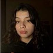 Profesira de matemática que da clases a niños de primaria y secundaria