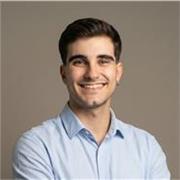 Graduado en psicología, máster de psicogerontología, máster general sanitario y doctorando en psicogerontología.