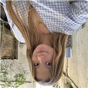 Étudiante donne cours d’anglais du niveau primaire au lycée