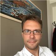 Laureato In lingue, impartisce ripetizioni di varie materie: inglese italiano grammatica e materie letterarie/umanistiche