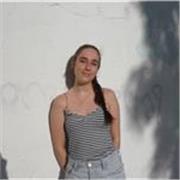 Estudiante con bachillerato finalizado que ofrece apoyo escolar y ayuda con deberes