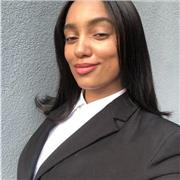 Estudiante con capacidad de absorción de nuevos conocimientos que da clases a personas que necesiten entender un nuevo entorno