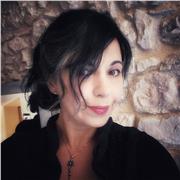 Laureata  all’Accademia di Belle Arti di Roma, dipinge, insegna tecniche pittoriche privatamente e lavora  come tatuatrice