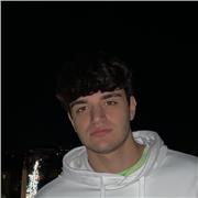 Studente universitario offe lezioni di matematica in presenza e online